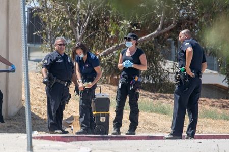 クリス宅を捜査する警察。