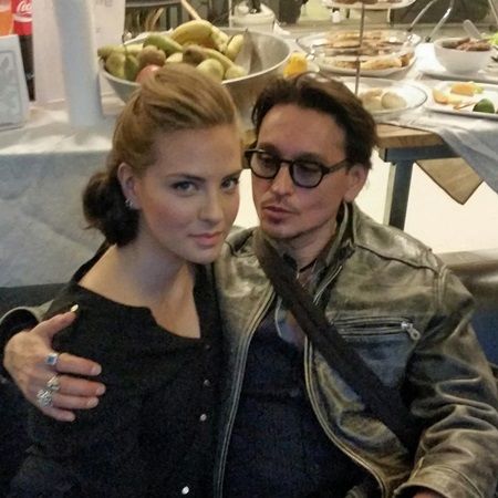ジョニーの元妻アンバー・ハードのそっくりさんと。