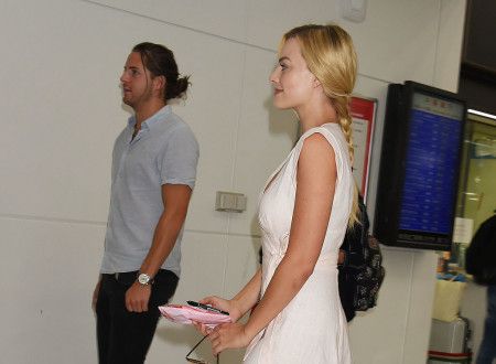 マーゴット・ロビー Margot Robbie 来日 空港 恋人