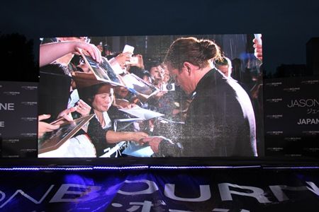 次回作のために髪を伸ばしているマットは、後ろでお団子結びしていた。