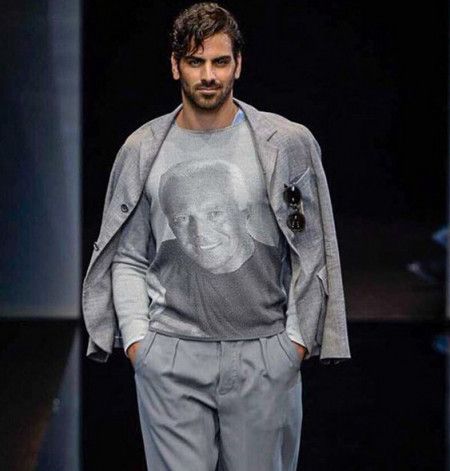 Giorgio Armaniのショーでウォーキング。