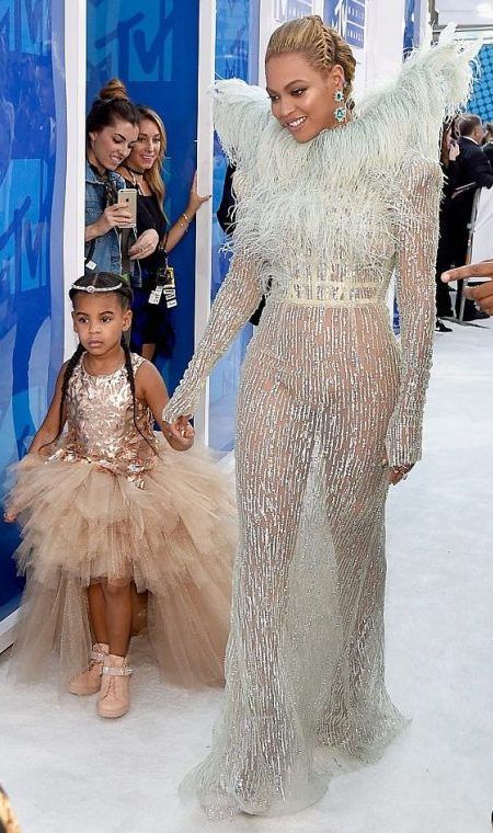 ビヨンセ Beyonce ブルー・アイヴィー Bluie Ivy Cater 娘 MTV VMA レッドカーペット ドレス