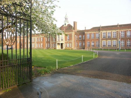 3~18歳が通う私立女子校で、年間の学費は400万円以上。