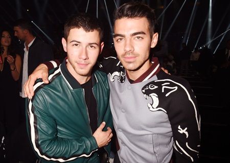 ジョーはバンドDNCE、ニックはソロでそれぞれシンガーとして活躍する2人は、ジョーがニックのライヴに参加したり、互いに誕生日メッセージを送ったりと、大人になっても変わらず仲良し。