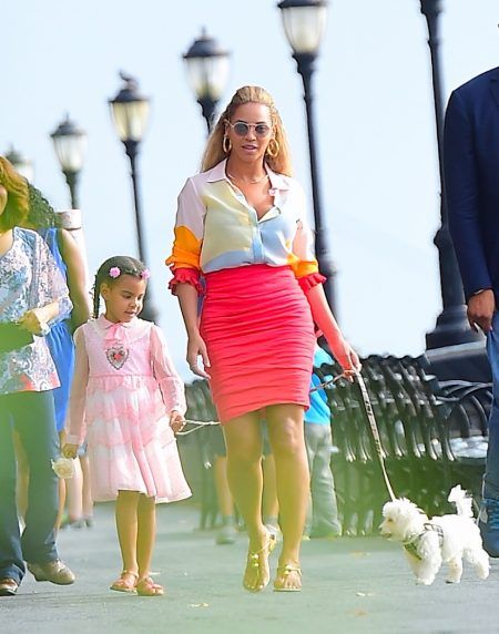 ビヨンセ Beyonce ブルー・アイヴィー Blue Ivy Carter 犬 散歩