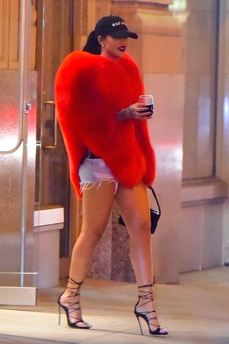 リアーナ Saint Laurent ハート ケープ フェイクファー NY クラブ Rihanna Shows her Love as she Goes Clubbing in NYC with with a big Red Fuzzy Heart Jacket