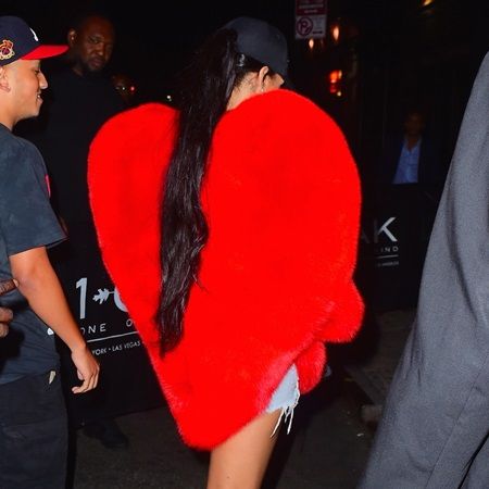 リアーナ Saint Laurent ハート ケープ フェイクファー NY クラブ Rihanna Shows her Love as she Goes Clubbing in NYC with with a big Red Fuzzy Heart Jacket