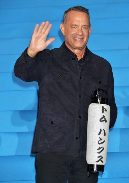 映画のジャパン・プレミアで名前入りの提灯を持ってご満悦のトム。