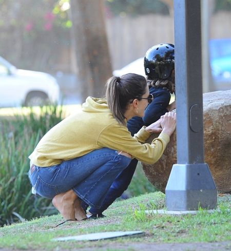 アレッサンドラ・アンブロジオ Alessandra Ambrosio 年収5億円 子供と遊ぶ 公園 仲良し親子 セレブ