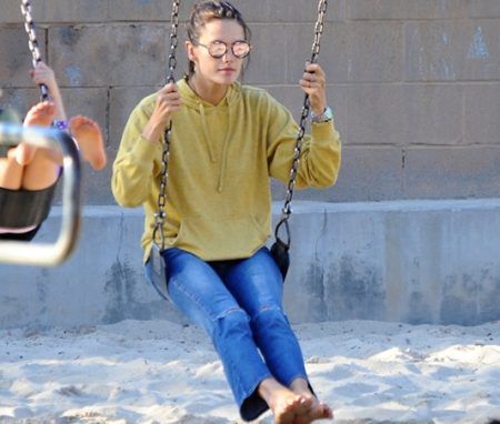 アレッサンドラ・アンブロジオ Alessandra Ambrosio 年収5億円 子供と遊ぶ 公園 仲良し親子 セレブ