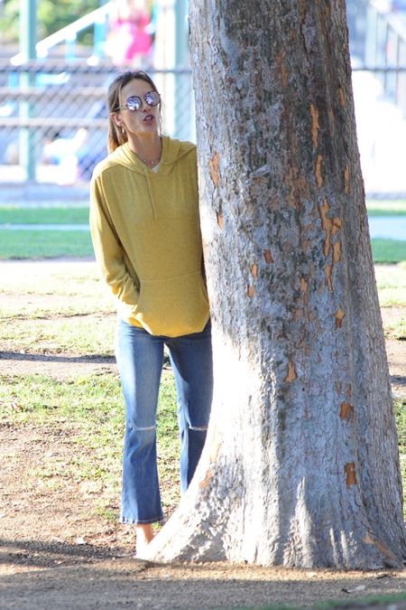 アレッサンドラ・アンブロジオ Alessandra Ambrosio 年収5億円 子供と遊ぶ 公園 仲良し親子 セレブ