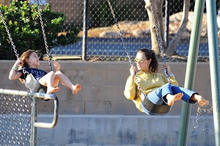 アレッサンドラ・アンブロジオ Alessandra Ambrosio 年収5億円 子供と遊ぶ 公園 仲良し親子 セレブ