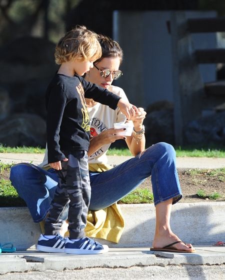 アレッサンドラ・アンブロジオ Alessandra Ambrosio 年収5億円 子供と遊ぶ 公園 仲良し親子 セレブ