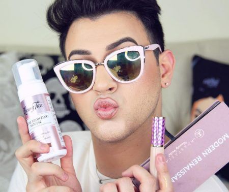 彼の元にはたくさんのコスメが届く。©mannymua733