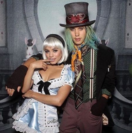 ヴァネッサ・ハジェンズ Vanessa Hudgens オースティン・バトラー Austin Butler ハロウィン コスチューム ふしぎの国のアリス アリス マッドハッター