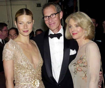 両親とグウィネス。父はプロデューサーのブルース・パルトロー、母は女優のブルース・ダナー。