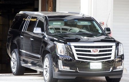 車で裁判所をあとにしたケンダル。