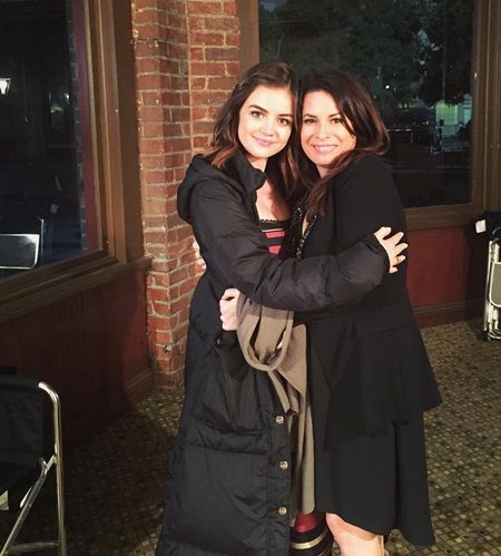 ルーシー・ヘイルとホリー・マリー・コームズ Lucy Hale and Holly Marie Combs