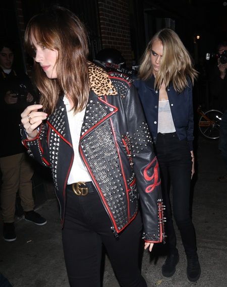 ゾーイはモデル兼女優のカーラ・デルヴィーニュ(右)を介してテイラーと友人に。