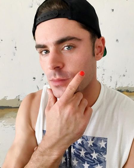 ザックは、クリスから指名を受け活動に参加。「指名してくれてありがとう」とコメントした。©Zac Efron