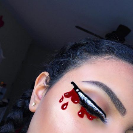 目元から血があふれる…。©makeupbyker_