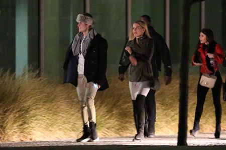 ジャスティン・ビーバー Justin Bieber プラハ ワールドツアー パーパスツアー 愛犬 エスター 女の子4人とクラブ コンサート後 サプライズコンサート ショッピングモール 屋上