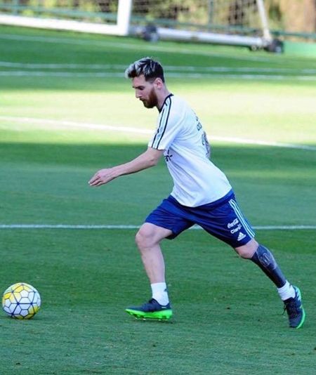 リオネル・メッシ Lionel Messi 左脚 タトゥー ソックスみたい メッシのタトゥー 10 チアゴ君手形 サッカーボール 真っ黒 イメチェン