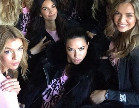 ヴィクトリアズ・シークレット Victoria's Secret ファッションショー パリ 飛行機 ヴィクシー仕様 可愛い モデル勢ぞろい ピンクのTシャツ おそろい アドリアナ・リマ ステラ・マックスウェル リリー・オルドリッジ ジョセフィン・スクライヴァー