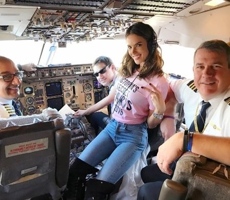 ヴィクトリアズ・シークレット Victoria's Secret ファッションショー パリ 飛行機 ヴィクシー仕様 可愛い モデル勢ぞろい ピンクのTシャツ おそろい アレッサンドラ・アンブロジオ Alessandra Ambrosio コックピット 機長 操縦士