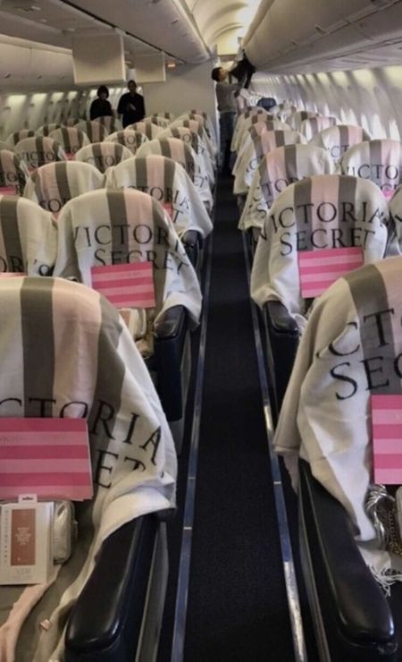 ヴィクトリアズ・シークレット Victoria's Secret ファッションショー パリ 飛行機 ヴィクシー仕様 可愛い モデル勢ぞろい ピンクのTシャツ おそろい 特別仕様 機内