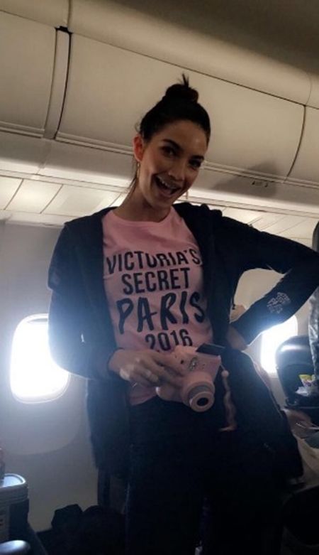 ヴィクトリアズ・シークレット Victoria's Secret ファッションショー パリ 飛行機 ヴィクシー仕様 可愛い モデル勢ぞろい ピンクのTシャツ おそろい