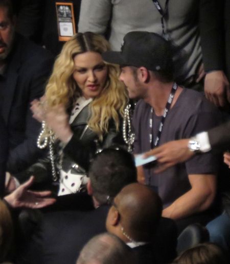 マドンナ Madonna ザック・エフロン Zac Efron UFC205 格闘技 マディソン・スクエア・ガーデン 観戦 手の甲にキス キス セルフィー