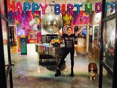 マイリー・サイラス Miley Cyrus 誕生日 恋人リアム・ヘムズワースからのサプライズプレゼント