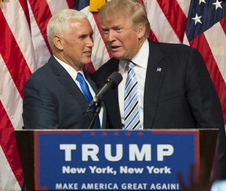 トランプ氏(左)のもと次期副大統領を務める予定のペンス氏(右)。同性愛者の対して差別的な政策でも物議をかもしている。
