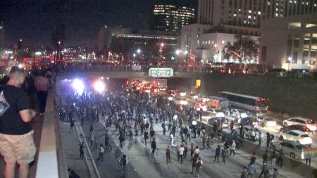 トランプ抗議運動 LA ロサンゼルス 高速道路