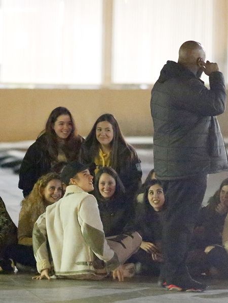 ジャスティン・ビーバー Justin Bieber バルセロナ スペイン ファンと会話 ファンと語る ファンサービス 地べたに座る 地べたに座り込む バルセロナ公演 空港 機嫌いい