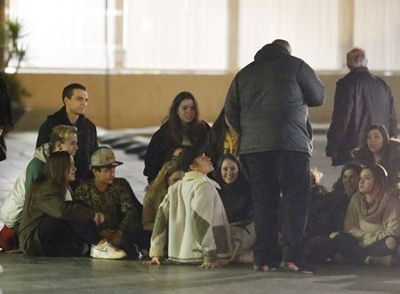 ジャスティン・ビーバー Justin Bieber バルセロナ スペイン ファンと会話 ファンと語る ファンサービス 地べたに座る 地べたに座り込む バルセロナ公演 空港