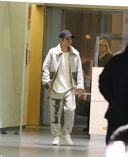ジャスティン・ビーバー Justin Bieber バルセロナ スペイン ファンと会話 ファンと語る ファンサービス 地べたに座る 地べたに座り込む バルセロナ公演 空港