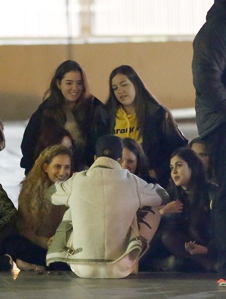 ジャスティン・ビーバー Justin Bieber バルセロナ スペイン ファンと会話 ファンと語る ファンサービス 地べたに座る 地べたに座り込む バルセロナ公演 空港