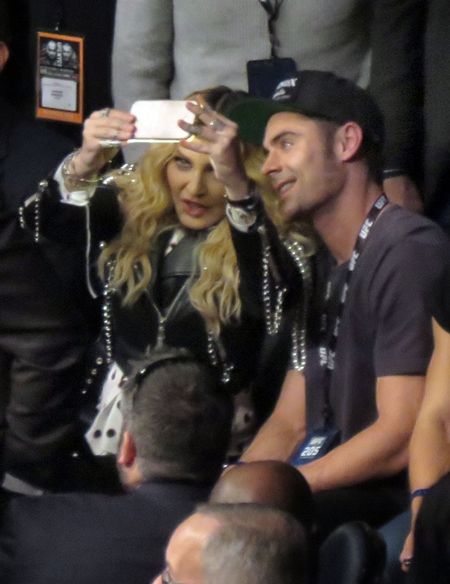 マドンナ Madonna ザック・エフロン Zac Efron UFC205 格闘技 マディソン・スクエア・ガーデン 観戦 手の甲にキス キス セルフィー