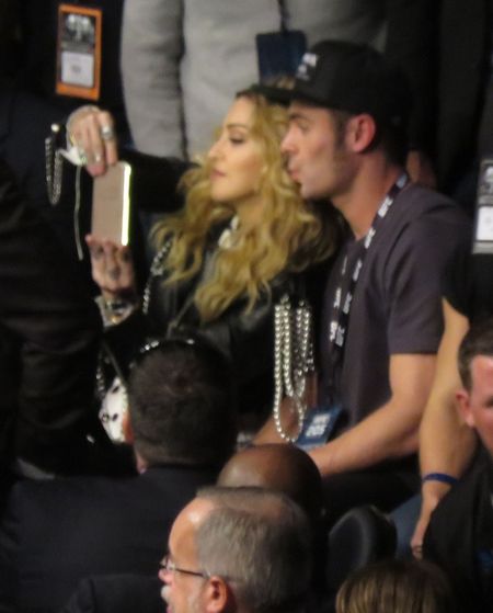 マドンナ Madonna ザック・エフロン Zac Efron UFC205 格闘技 マディソン・スクエア・ガーデン 観戦 手の甲にキス キス セルフィー