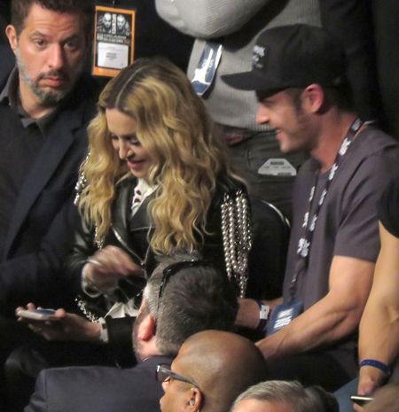 マドンナ Madonna ザック・エフロン Zac Efron UFC205 格闘技 マディソン・スクエア・ガーデン 観戦 手の甲にキス キス セルフィー 仲良し