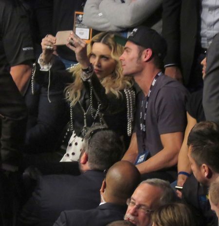 マドンナ Madonna ザック・エフロン Zac Efron UFC205 格闘技 マディソン・スクエア・ガーデン 観戦 手の甲にキス キス セルフィー