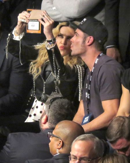 マドンナ Madonna ザック・エフロン Zac Efron UFC205 格闘技 マディソン・スクエア・ガーデン 観戦 手の甲にキス キス セルフィー