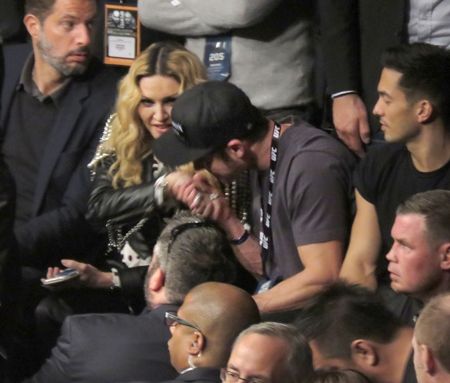 マドンナ Madonna ザック・エフロン Zac Efron UFC205 格闘技 マディソン・スクエア・ガーデン 観戦 手の甲にキス キス セルフィー