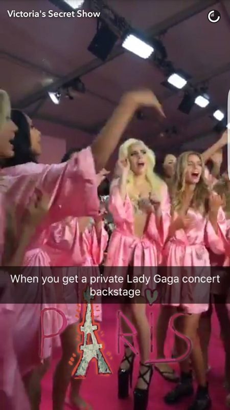 Victoria's Secret ヴィクトリアズ・シークレット ファッションショー パリ バックステージ 裏側 レディー・ガガ Lady Gaga ミリオン・リーズンズ 熱唱 モデル ジョアン