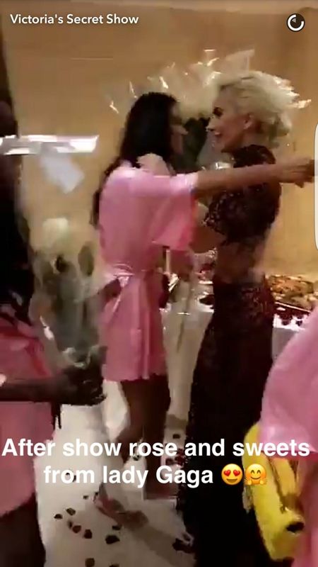 Victoria's Secret ヴィクトリアズ・シークレット ファッションショー パリ レディー・ガガ Lady Gaga サプライズプレゼント バラ スウィーツ プレゼント