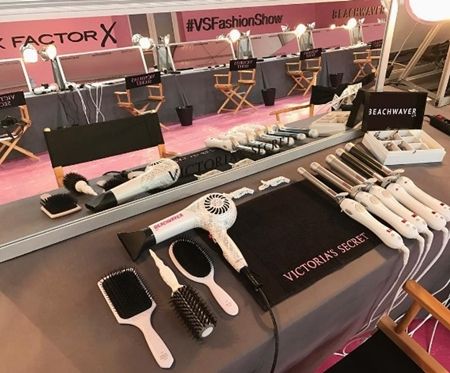 ザ・ビーチウェーヴァー The Beach Weaver Victoria's Secret ヴィクトリアズ・シークレット ショー ファッションショー 会場内 ピンク パリ グラン・パレ メイク室 ドライヤー コテ ヘアセット ヘアセット必需品