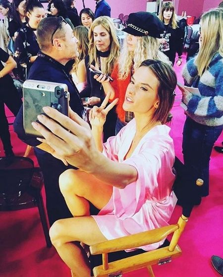 アレッサンドラ・アンブロジオ Alessandra Ambrosio Victoria's Secret ヴィクトリアズ・シークレット ファッションショー パリ バックステージ 裏側 控え室 ヘアメイク室 セルフィー