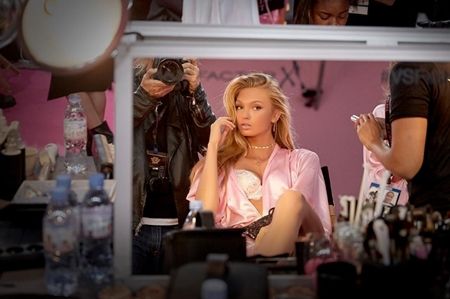 ロミー・ストリド Romee Strijd Victoria's Secret ヴィクトリアズ・シークレット ファッションショー パリ バックステージ 裏側 メイク